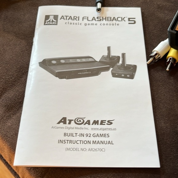 Atari flashback 5 wireless game console and two controllers - Picture 4 of 13